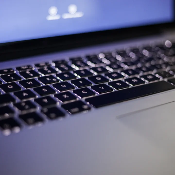 Arkadan aydınlatmalı laptop klavyesi