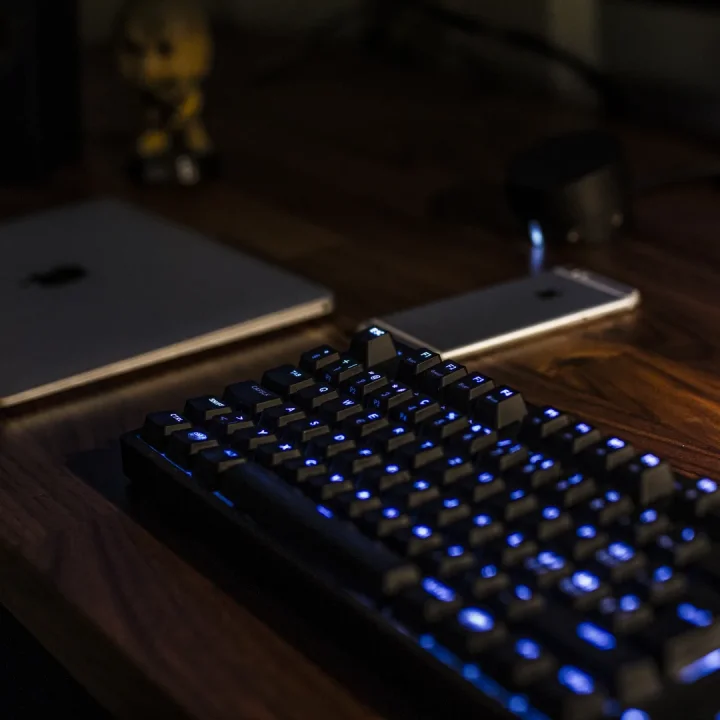 RGB aydınlatmalı mekanik klavye ve oyun masası