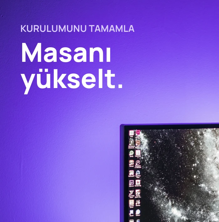Mor neon ışıklı oyuncu masası kurulumu